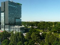 P1200596  Une jolie vue sur le world trade center. Au XIX e siècle, la possession roumaine de Bucarest est fréquemment remise en cause par les Ottomans, les Autrichiens et par les Russes. Elle est occupée deux fois par ces derniers, en 1828 et en 1853-1854, et est remplacée par une garnison autrichienne en 1854, qui reste dans la ville jusqu'en mars 1857. Le 23 mars 1847, 2 000 bâtiments de Bucarest sont la proie des flammes, qui détruisent un tiers de la cité.