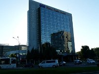 P1200600  Impressionnant. En 1861, lors de l'union de la Valachie et de la Moldavie, Bucarest devient la capitale de la nouvelle principauté de Roumanie. Grâce à son nouveau statut, la population de Bucarest augmente considérablement dans la seconde partie du XIX e siècle, et une nouvelle ère de développement urbain commence. L'architecture extravagante et la culture cosmopolite de cette période valent à Bucarest son surnom de Paris oriental, (ou de le Petit Paris, Micul Paris), avec l'avenue de la Victoire (Calea Victorei) comme Champs-Élysées. Mais la division sociale entre riches et pauvres, décrite en ce temps-là par Ferdinand Lassalle, rend la ville semblable à un pot sauvage.