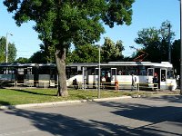 P1200601  Le tram pittoresque. Entre le 6 décembre 1916 et novembre 1918, la ville est occupée par les Allemands, et la capitale est transférée à Iassy. Après la première guerre mondiale, Bucarest devient la capitale du royaume de la Grande Roumanie, qui inclut, entre autres territoires gagnés, la Transylvanie. RATB (Régie Autonome de Transport Bucarest) est la compagnie responsable avec l’administration du transport en commun de surface en Bucarest.