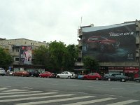 P1200611  Et toujours ces pubs impressionnantes cachant les fenêtres.Au bord des boulevards, au-dessus des embouteillages, les panneaux publicitaires lumineux défigurent les façades d'immeubles déjà en proie aux câbles électriques.