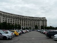 P1200624  une altération irrémédiable du paysage architecturel de la ville. Ainsi, beaucoup d’aspects historiques de la ville ont été pratiquement démolis afin de faire lieu au Palais du Parlement (plus de 30 lieux de culte ont été démolis ou transférés, tandis que 30.000 résidences privées ont eu la même histoire).