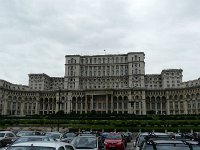 P1200625  Sans doute, une visite du Palais du Parlement peut être comparée avec une promenade dans un univers du luxe extrême et dans un épisode historique dont l’ironie et la tragédie sont données par la disparité entre les desseins mégalomaniaques de Ceausescu et la destitution du peuple qui a enduré pour des décennies les caprices politiques, culturels et économiques du couple présidentiel le plus sinistre de la Roumanie.