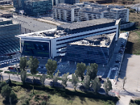 rtr  Je vais travailler dans le grand bâtiment blanc chez Dacia.