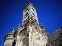 p13  Parées d'ardoises et baties en tuffaut blanc.