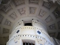 p14  L'escalier pénétre dans le plafond constellé de Salamandres royales.