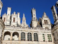 p2  Symétie en trompe l'oeil , recouverte de cheminées , de tourelles,  mariant la  pierre et l'ardoise.