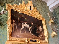 p23  Il y a peu de meubles d'époque , profitez en.