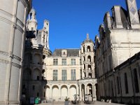 p3  Une cour plus une autre cour, le secret de Chambord.