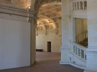 p31  Il se compose de deux rampes jumelles hélicoïdales s’enroulant l’une au-dessus de l’autre autour d’un noyau creux et ajouré. Cet escalier dit « à doubles révolutions » dessert les étages principaux de l’édifice, jusqu’aux terrasses sommitales où il est surmonté par la plus haute tour du château, la tour-lanterne.