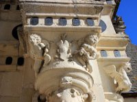 p36  Les pilastres, les médaillons, les candélabres et les rinceaux envahissent alors les façades, les lucarnes ou les souches de cheminée