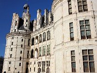 p4  Donjon carré flanqué de quatre tours, puissamment ancré au sol , Chambord est un modèle de symétrie.