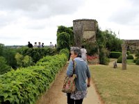 IMG 2426  Foulques Nerra cède Montreuil-Bellay à son fidèle vassal Berlay, devenu Bellay, dont la postérité développe pendant plus de trois siècles les fortifications : les remparts, les fossés, les douves, les souterrains, la barbacane, les 18 tours de défense et la cuisine à foyer central pour nourrir la garnison. Montreuil-Bellay devient une forteresse réputée imprenable.