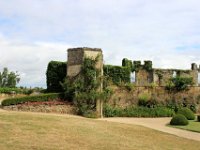 IMG 2455  Entre 1417 et 1488 Jacques d'Harcourt et son fils Guillaume adossent à la forteresse des constructions adaptées au nouvel art de vivre de la Renaissance naissante : la Collégiale et les Logis des Chanoines, le Châtelet et le Château neuf desservis par des escaliers à vis hors d'oeuvre caractéristiques du XVème. Ils réaménagent la cuisine médiévale, décorent leur Oratoire privé de fresques peintes par un élève de Léonard de Vinci, installent des étuves seigneuriales et pratiquent de larges ouvertures. Portes et fenêtres laissent entrer la lumière ... l'art militaire fait place à l'élégance de la Demeure de plaisance !