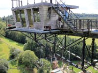 IMG 6719  La paix revenue, la SNCF utilisera cette ligne pour faire circuler des convois jusqu’en octobre 1960. Face à l’effondrement qui menace et à une remise en état trop onéreuse, les travées sont dynamitées le 13 juin 1970. Depuis, les cinq piles intactes sont dressées au milieu des gorges.En 1988, AJ Hackett découvre le site qui lui rappelle celui qu’il vient de créer au-dessus de la rivière Kawarau, en Nouvelle-Zélande. Les premiers sauts verront le jour en novembre 1990.