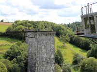 IMG 6720  Le viaduc a été construit entre 1887 et 1889, selon des plans de Gustave Eiffel, pour permettre à la ligne Caen-Vire de franchir la vallée de la Souleuvre. L’ouvrage, ouvert aux voyageurs en 1891, frôle plusieurs fois la destruction pendant la Seconde Guerre mondiale. Les alliés cherchant à détruire cet axe stratégique dans un bocage bas-normand occupé larguent 500 bombes qui tombent toutes à côté, et ne font qu’endommager partiellement le tablier.Déjà à l'époque on voulait sa peau.