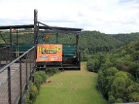 IMG 6748  Le saut pendulaire extrême, dit "Top Swing", ajouté en 2009, partant cette fois depuis les 61 mètres du haut du viaduc, atteignant 130 km/h en 3,5 secondes sur un arc de 150 mètres.Au bout de la passerelle , on a déjà l'impression de flotter.