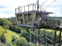 vue 7022  On voit mieux le motif suspendu au-dessus de la foule avide de sensation , qui regarde tomber les aventuriers venus de Paris .Il faut rester motivés! J'ai besoin de sentir le vent.