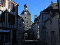 IMG 7184  Le 6 décembre 1814, des femmes et des enfants qui ramassaient du bois mort dans la forêt, furent assaillis par une louve faisant deux morts et des blessés. Une battue fut organisée par le Baron de Talleyrand, alors Préfet, et l’animal fut tué vers Cercottes.Cet événement donna lieu à l’écriture de fables et complaintes sur la bête de Chaingy. En 1868, le dernier loup de nos régions y fut tué par le père Blaise Basset, célèbre braconnier. La dépouille de l’animal est exposée maintenant au Musée des sciences naturelles d’Orléans.