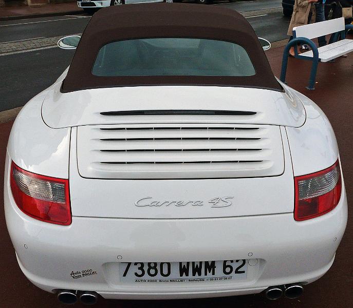 P1050284.JPG - Villers accueille une concentration de Porches. L'objectif  va être de retrouver le nom des modèles. Cet album est  pour les inconditionnels. Evidemment , certains des présents sont peut-être mouillés dans la crise actuelle. 997 cabriolet carrera 4S  3.8l , 355 cv => 288 km/h _ consommation urbaine 17,5 l / 100. 285 g / CO2. 01/08/2005.
