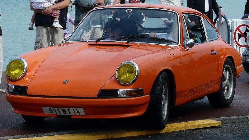 P1050351.JPG - 4*4 de franchissement. Les autorités ont ajouté une planche jaune. Rappel : le trottoir d'habitude est interdit aux vélos.