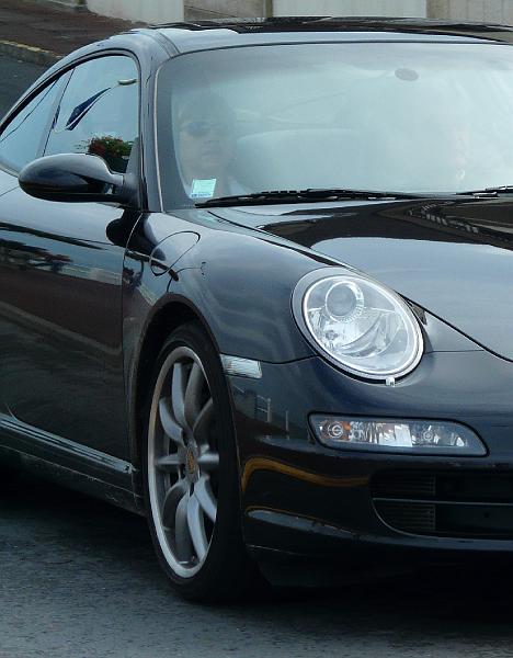 P1050402.JPG - Derrière les vitres noires de métal.