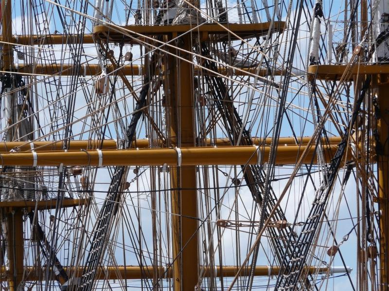 4.JPG - Mâts, tissez vos haubans.  Laissez vous porter par les cordages , pris dans la toile vous ne pouvez vous échapper.L'oeil est captif, et de cordes en cordes dégringole . Un cobaye à tatons sur une erreur bancale. jouez dont à cash cash._ Armada 2008.