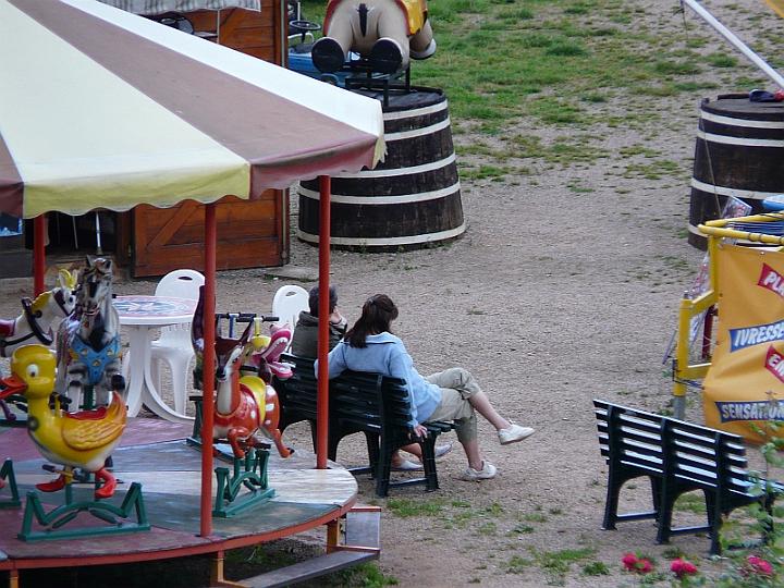P1040819.JPG - Les manèges et les mamans.