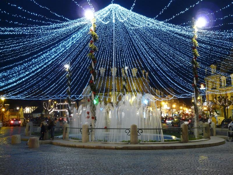 2.jpg - Restons sur quelques images de 2008 : Deauville et sa fontaine décorée.